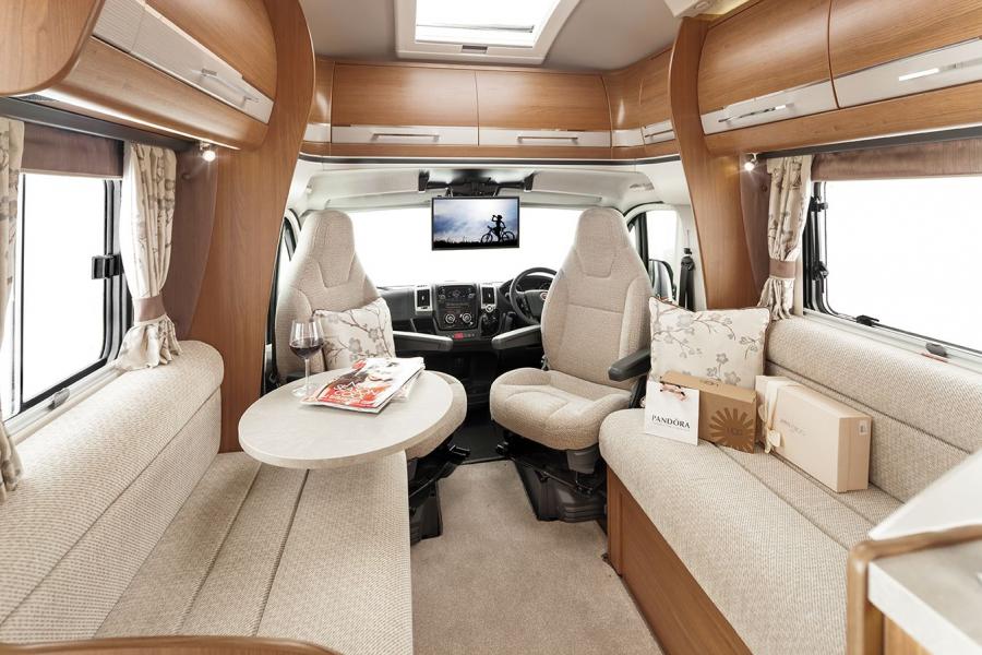 Интерьер Auto-Trail Frontier Savannah 2014 года  (фото 3 из 6)